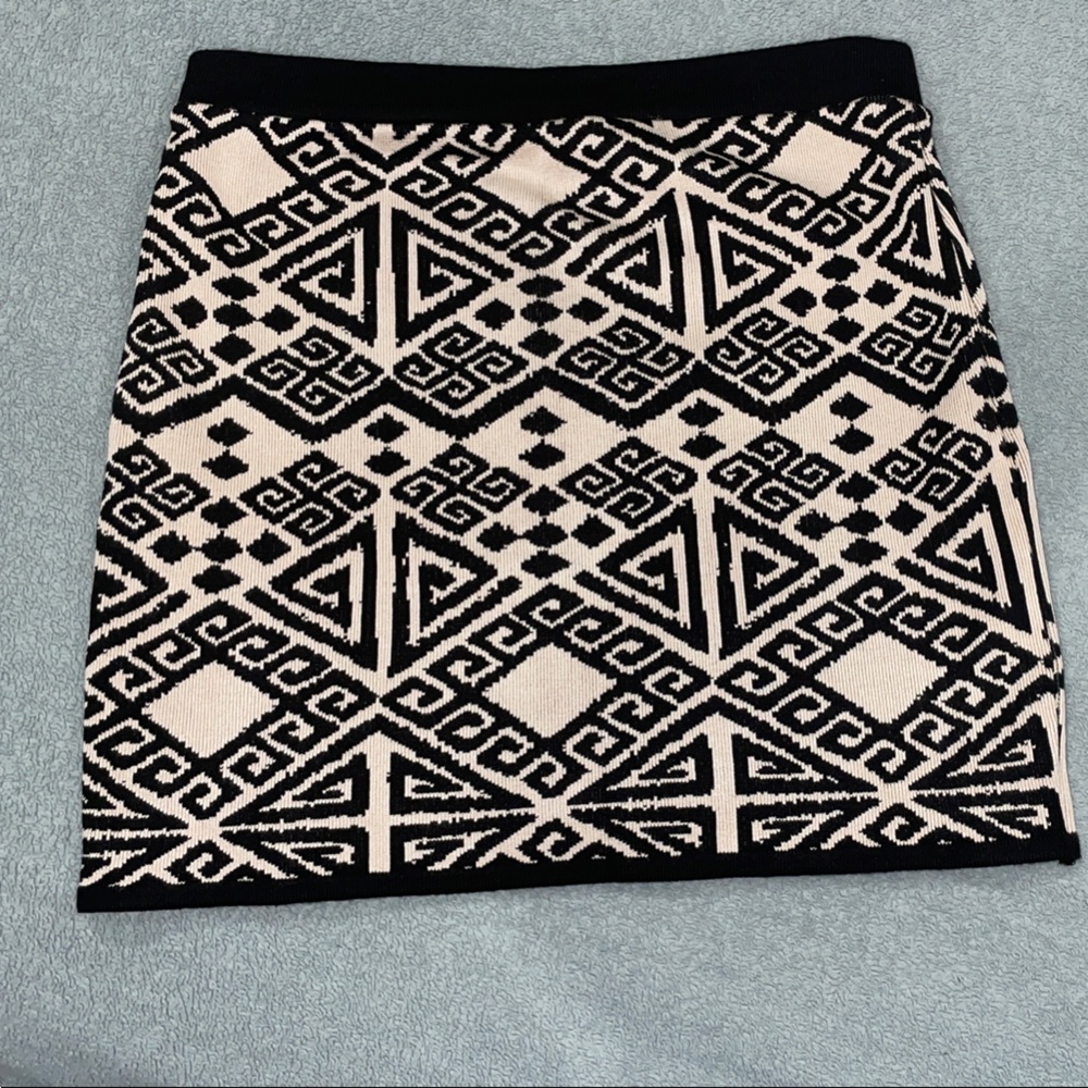 Forever 21 Black and Cream Patterned Skirt